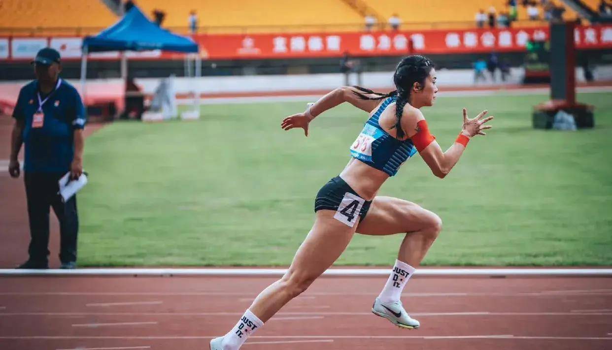 南非选手在跳远比赛中夺魁，获得金牌