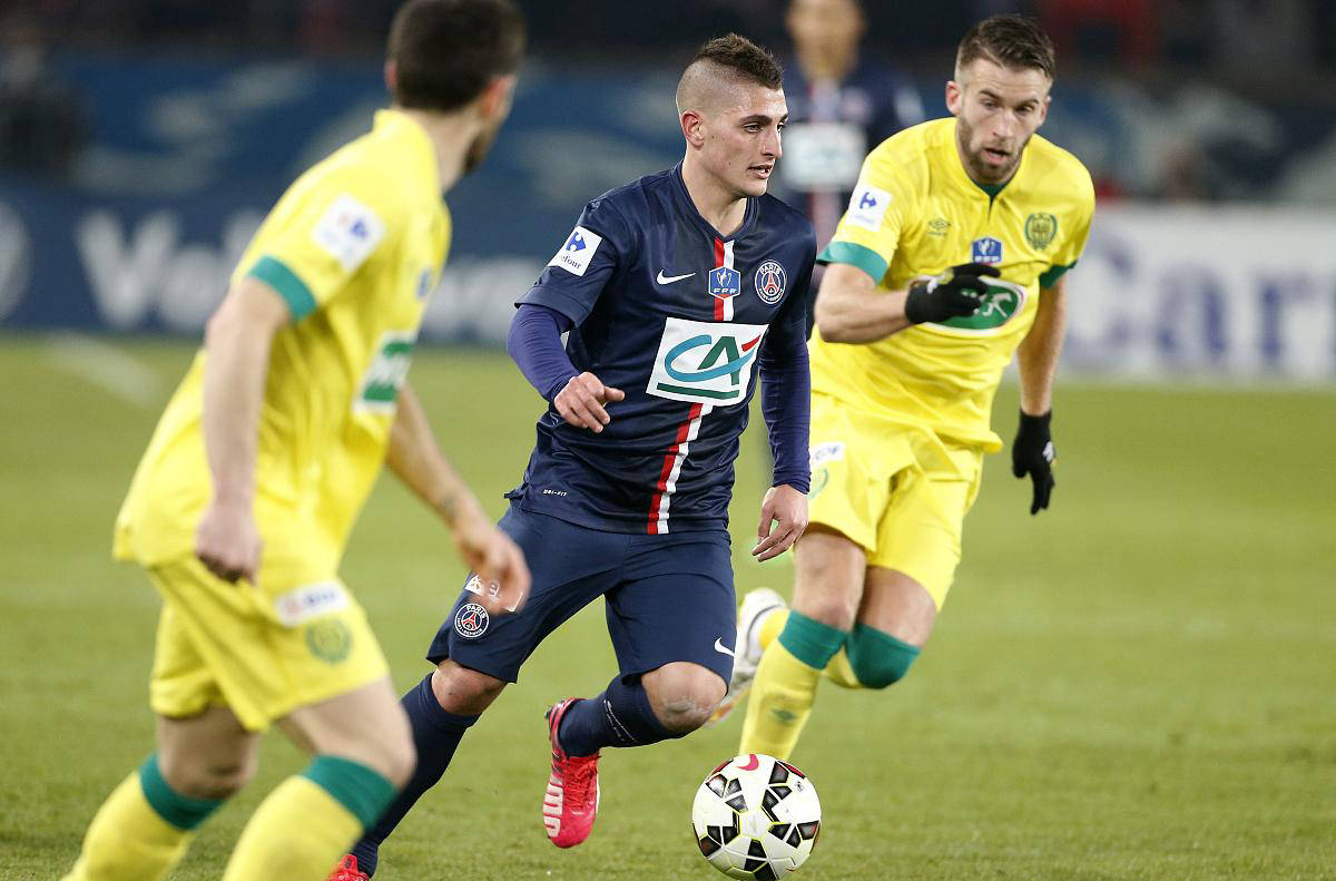 巴黎圣日耳曼主教练冷静分析战术，全队备战