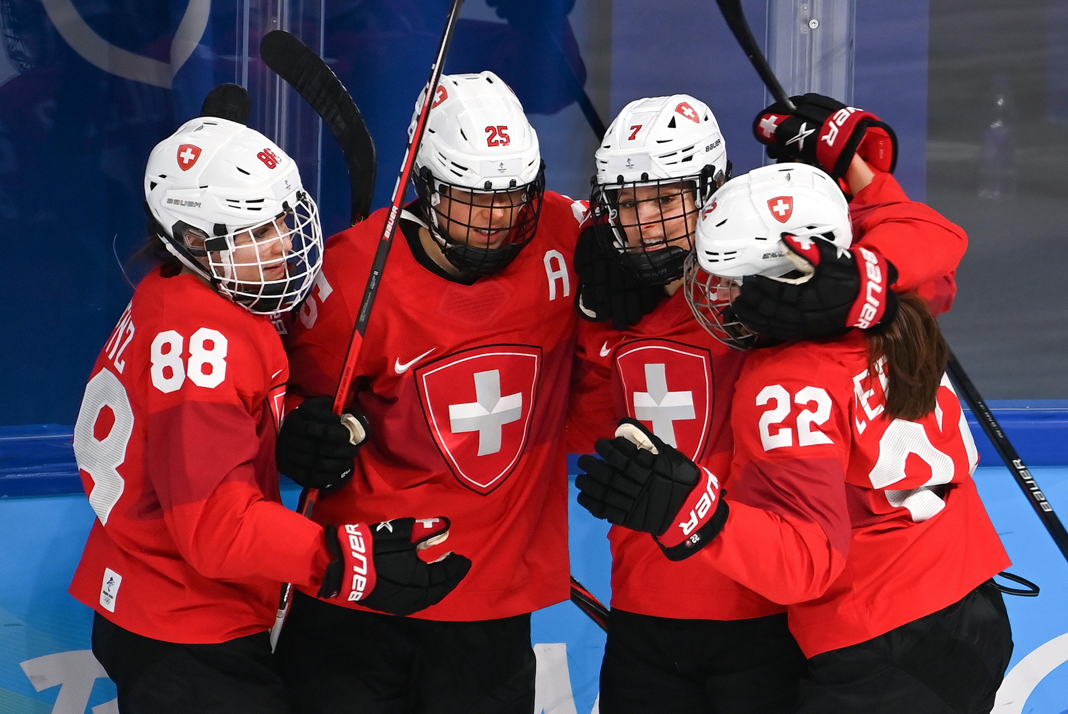 加拿大女子曲棍球队团结一致，赢得胜利