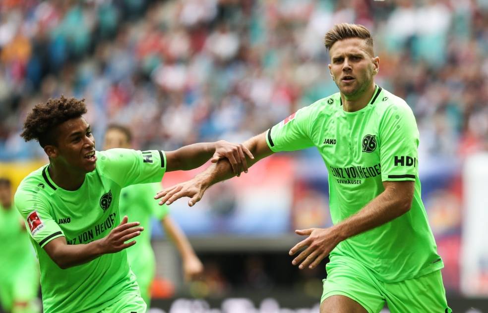 包含汉诺威主场大胜，提升积分榜排名的词条