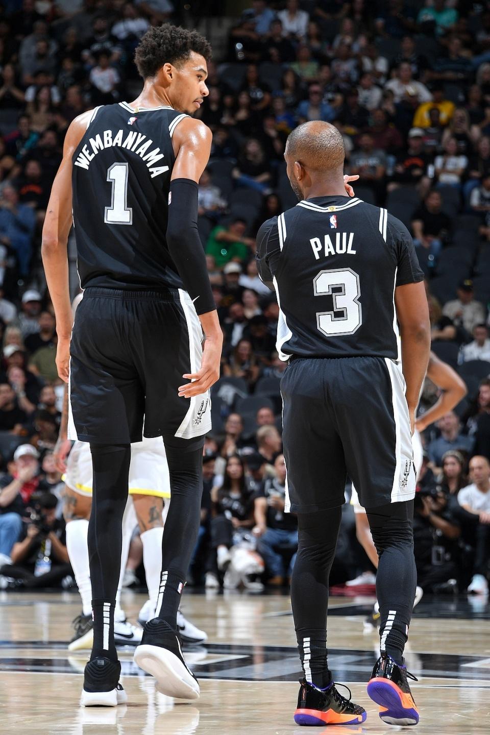 雄鹿队客场不敌马刺队志在反击 雄鹿队客场不敌马刺队志在反击