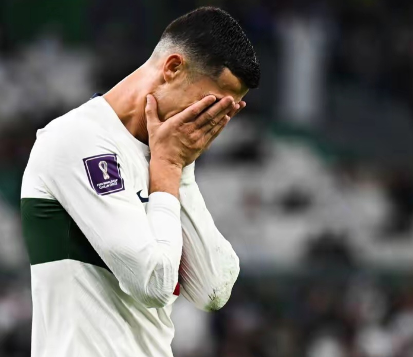 C罗场边指挥情绪激动,热刺队员怒摔水瓶!的简单介绍 C罗场边指挥情绪激动,热刺队员怒摔水瓶!的简单介绍