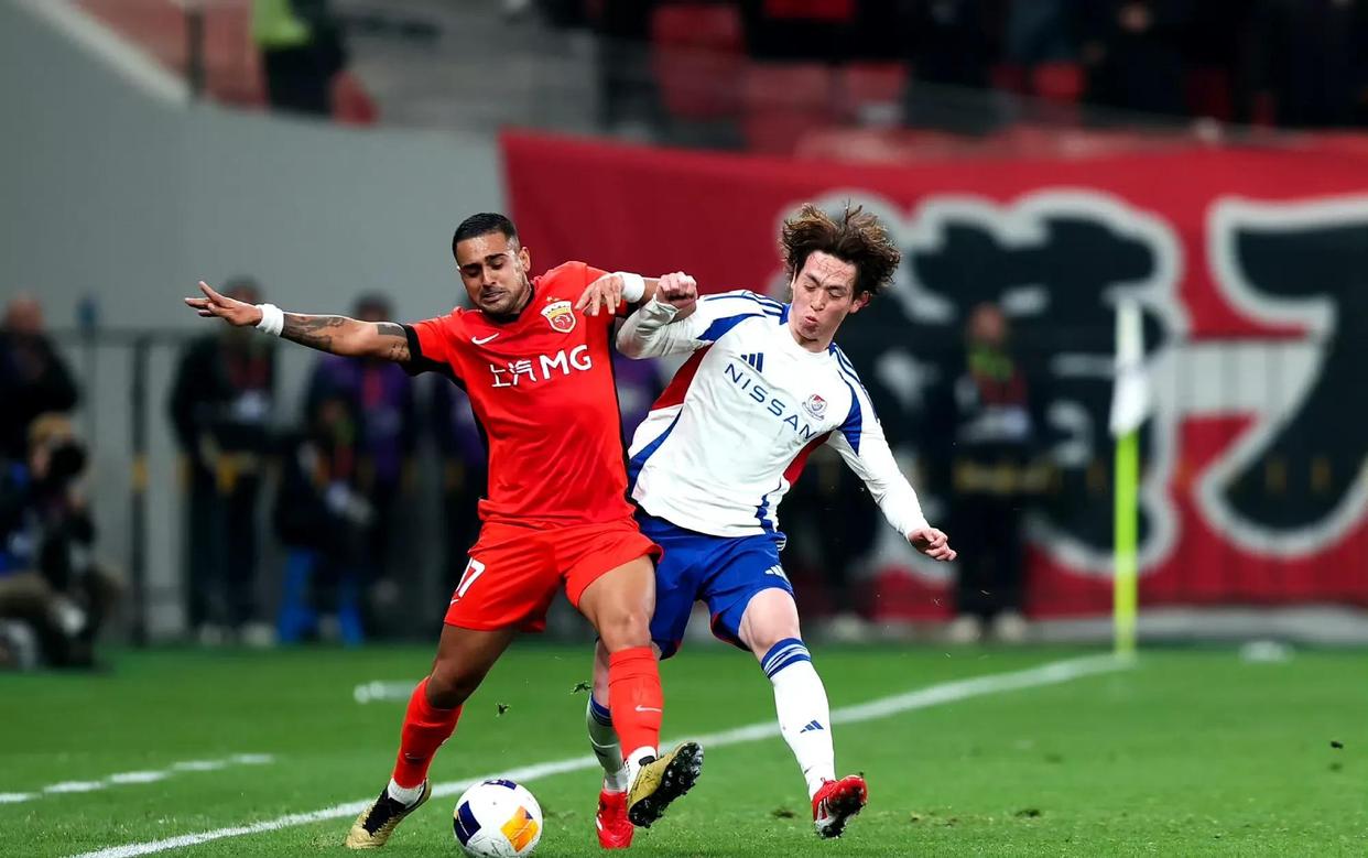 包含海港重伤倒地，泰山全队围拢祈祷，场面感人的词条