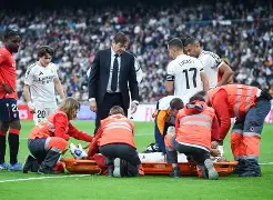 维尼修斯重伤倒地，莱比锡全队围拢祈祷，场面感人的简单介绍
