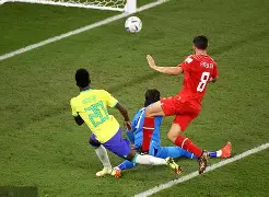 维尼修斯重伤倒地，莱比锡全队围拢祈祷，场面感人的简单介绍