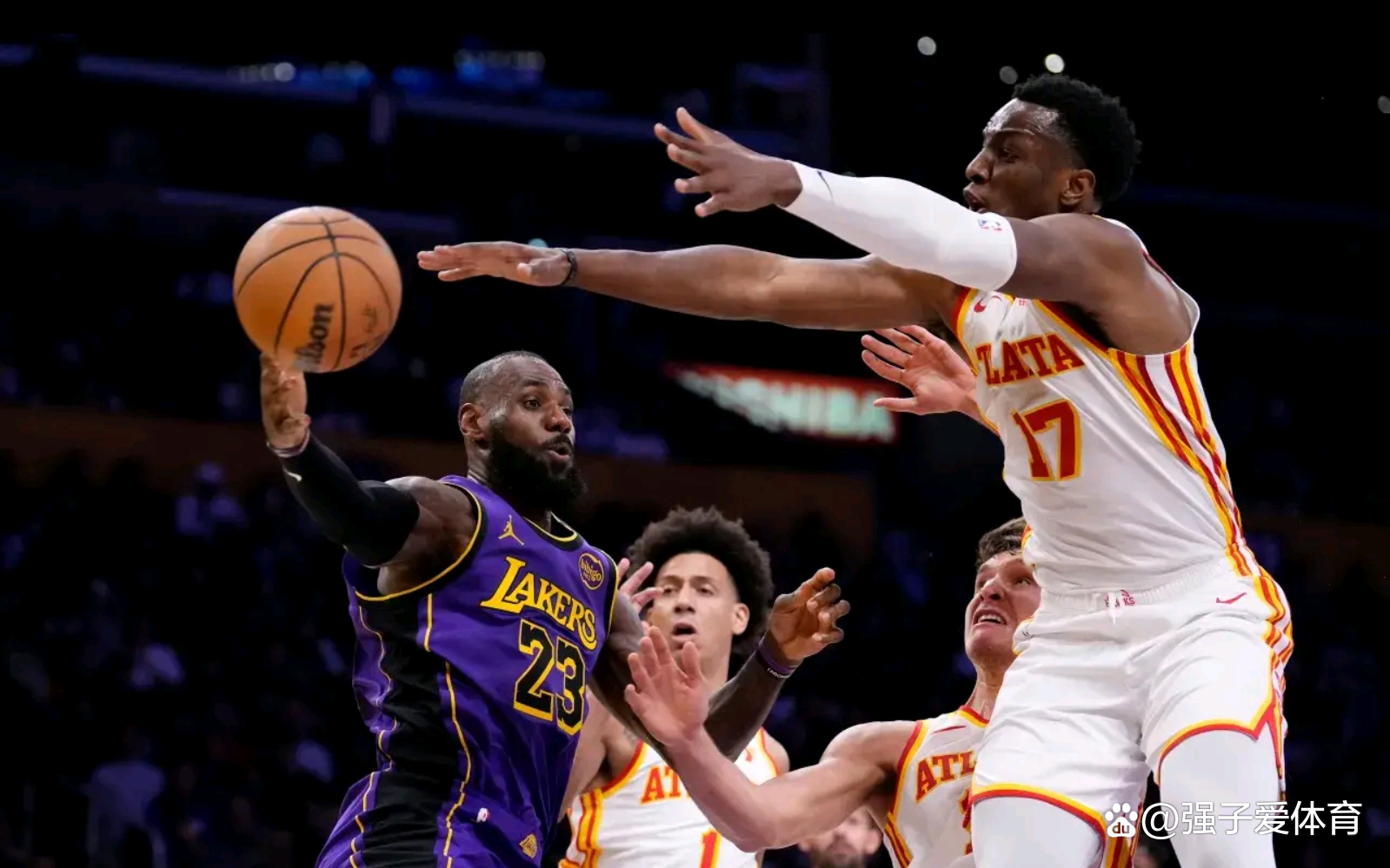 詹姆斯在老鹰比赛中大胜，关键助攻引发热议！(老鹰调查场边球迷辱骂詹姆斯事件 lbj他们越界了)